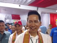 Bakal Calon Gubernur dan Wakil Gubernur Kalteng, Nadalsyah alias Koyem berjalan beriringan dengan Supian Hadi bakal calon Wakil Gubernur, meninggalkan kantor KPU Kalimantan Tengah, Kamis (29/8/2024).