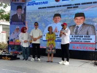 Bakal calon Gubernur dan Wakil Gubernur Kalimantan Tengah, Nadalsyah alias Koyem dan Supian Hadi saat deklarasi di depan Resto Tjilik Riwut Palangka Raya, Minggu (1/9/2024).