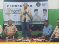 Fairid Naparin tengah berdialog dengan warga di Jalan Mahir Mahar.