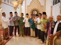 Pasangan calon wali kota dan wakil wali kota Palangka Raya, Fairid Naparin dan Achmad Zaini silaturahmi dengan Jemaah Masjid Gede.