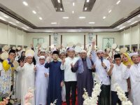 Paslon Wali Kota Palangka Raya, Fairid-Zaini foto bersama dengan para Ulama dan Habaib