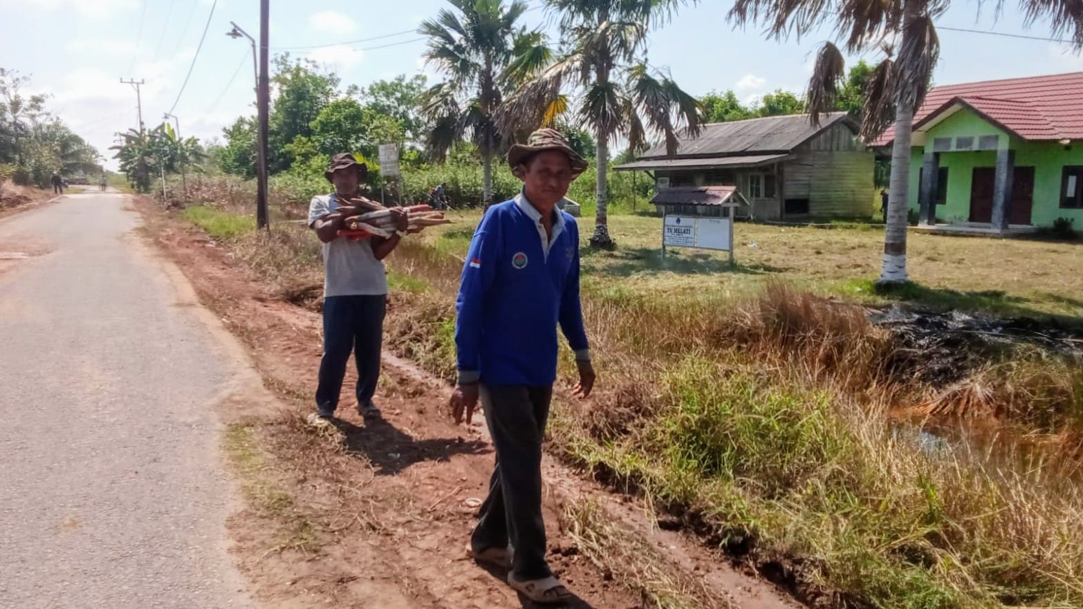 Gotong royong warga desa