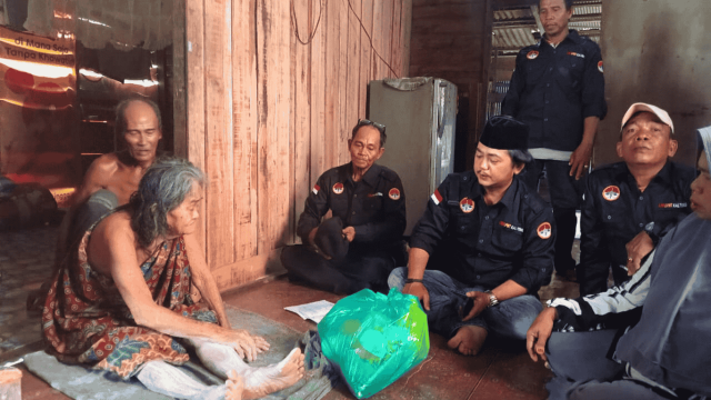 Bantuan sembako lansia Kapuas