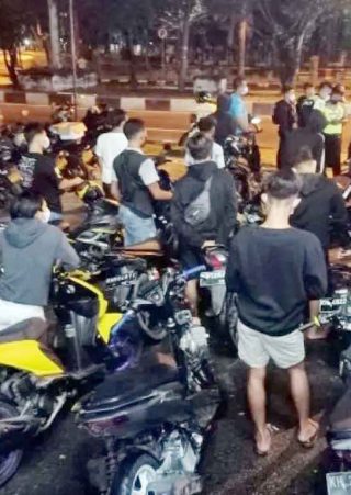 Petugas kepolisian menertibkan puluhan sepeda motor yang diduga terlibat balap liar di ruas jalan Kota Palangka Raya, penertiban balap liar Palangka Raya.