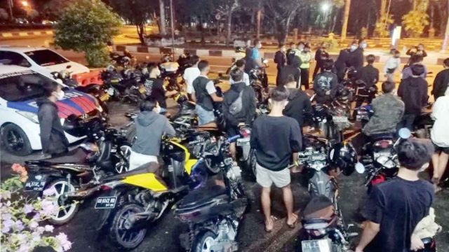Petugas kepolisian menertibkan puluhan sepeda motor yang diduga terlibat balap liar di ruas jalan Kota Palangka Raya, penertiban balap liar Palangka Raya.