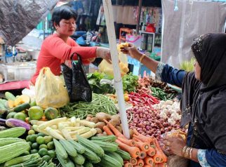 Satpol PP Tertibkan PKL Pasar Besar