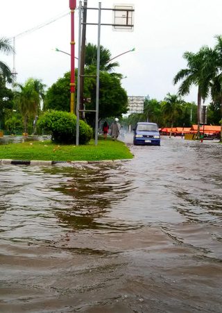 Foto genangan air setinggi mata kaki merendam Jalan Yos Sudarso akibat hujan lebat di Kota Palangka Raya.