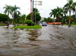 Foto genangan air setinggi mata kaki merendam Jalan Yos Sudarso akibat hujan lebat di Kota Palangka Raya.