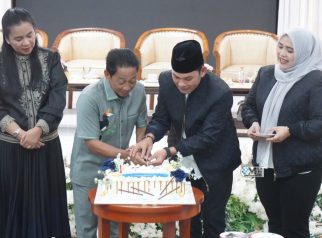 **ALT TEXT GAMBAR** Foto Bupati Murung Raya Heriyus dan Wakil Bupati Rahmanto Muhidin sedang memotong kue pada acara refleksi satu tahun kepemimpinan di Puruk Cahu.