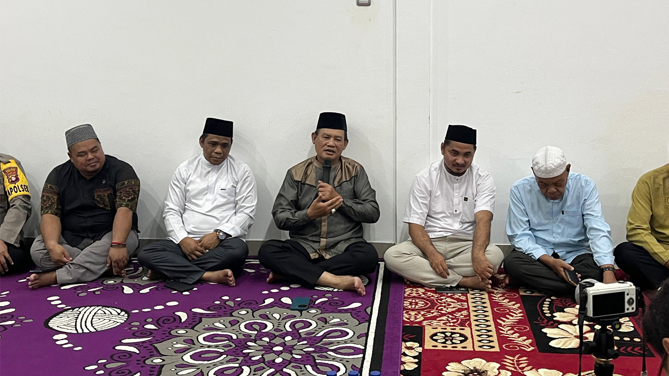 Bupati Seruyan Ahmad Selanorwanda sedang menghadiri buka bersama di Kantor KSU Danau Sejahtera Desa Sembuluh I.