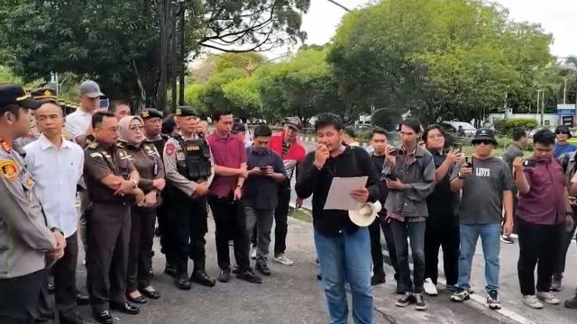Foto massa SEMMI Kalimantan Tengah sedang menggelar aksi unjuk rasa di depan Kantor Kejati Kalimantan Tengah di Palangka Raya.
