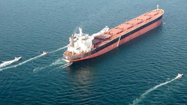 Foto kapal tanker minyak sedang melintas di Selat Hormuz kawasan Timur Tengah.