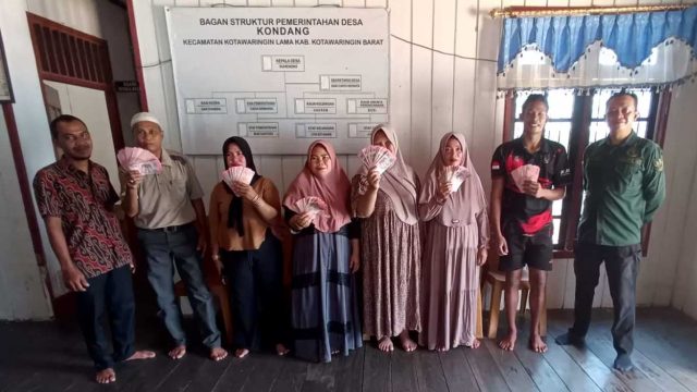 Foto: Kepala Desa Kondang Suhendro sedang menyerahkan bantuan THR kepada warga di Desa Kondang, Kotawaringin Barat.