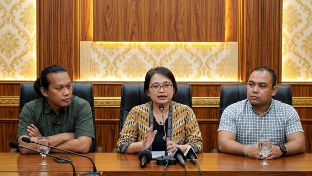 Tim kuasa hukum Yetrie Ludang, (dari kiri) Jeplin Marhatan Sianturi. SH, dan Kartika Candrasari. SH dan Hendro Kartiko, SH, sedang memberikan keterangan pers di Palangka Raya, Rabu (11/03/2026) malam di Palangka Raya.