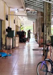 Foto kawasan Pasar Mini Datuh Manuah dengan ruko terbengkalai di Palangka Raya.