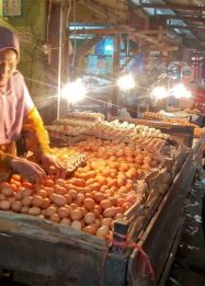 Foto pedagang telur ayam melayani pembeli di Pasar Besar Palangka Raya.