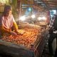 Foto pedagang telur ayam melayani pembeli di Pasar Besar Palangka Raya.