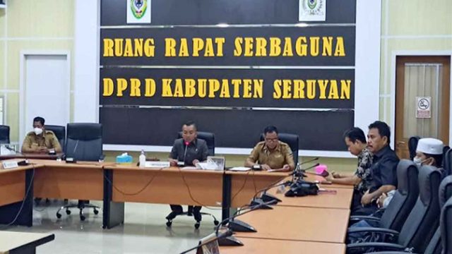 Foto rapat Pansus LKPJ DPRD Seruyan sedang membahas proyek Bundaran III di ruang rapat DPRD Seruyan.