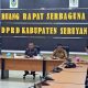 Foto rapat Pansus LKPJ DPRD Seruyan sedang membahas proyek Bundaran III di ruang rapat DPRD Seruyan.