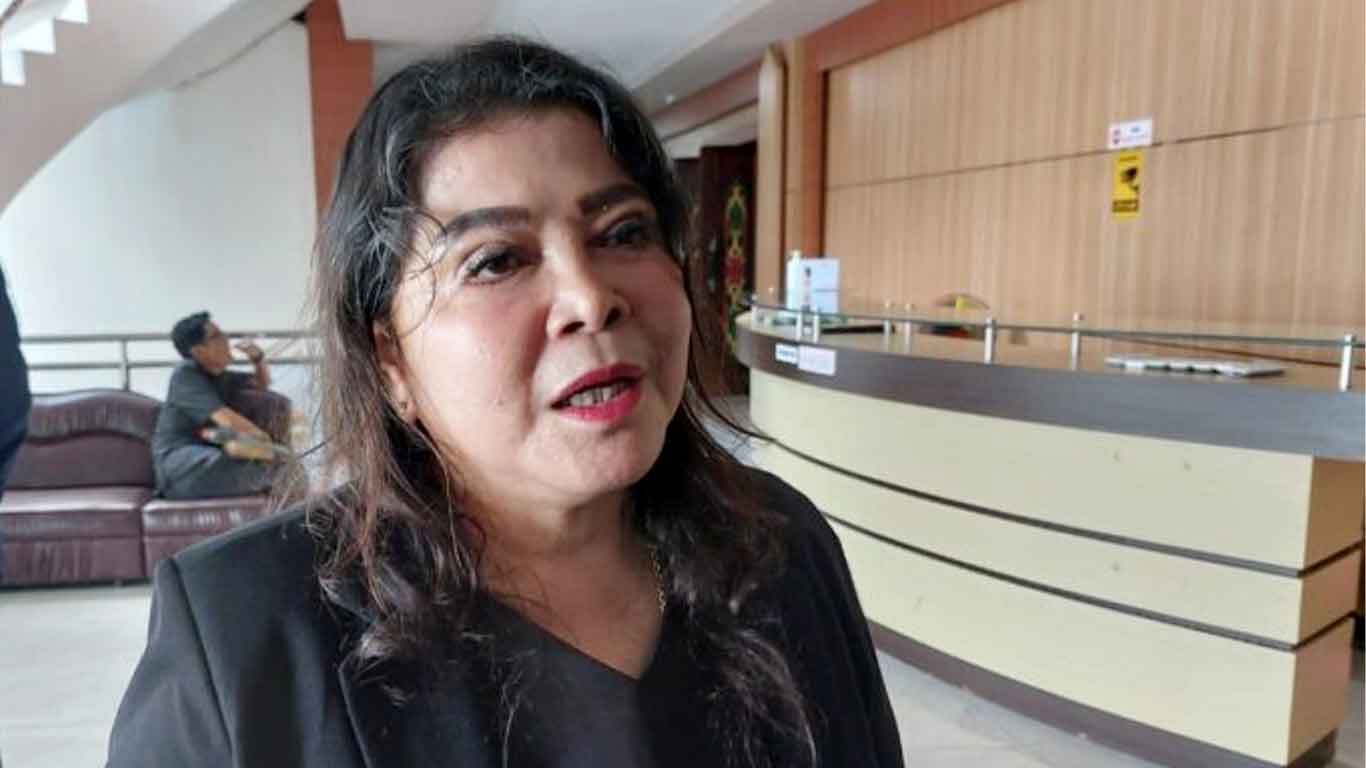 Foto Wakil Ketua II DPRD Palangka Raya Nenie Adriati Lambung.