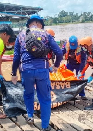 Foto tim SAR gabungan mengevakuasi jenazah korban tenggelam dari Sungai Katingan di Kabupaten Katingan.