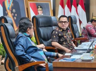 Foto Ketua Komisi II DPR RI Rifqinizamy Karsayuda memimpin pertemuan pembahasan pertanahan di Palangka Raya.