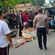 Foto petugas Satlantas Polresta Palangka Raya mengevakuasi korban kecelakaan di Jalan RTA Milono Palangka Raya.