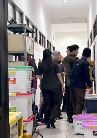 Foto kantor KPU Kota Palangka Raya saat dilakukan penggeledahan oleh penyidik.