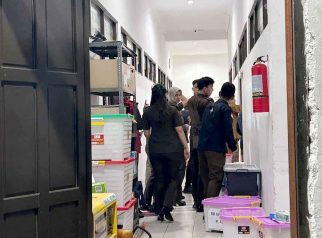 Foto kantor KPU Kota Palangka Raya saat dilakukan penggeledahan oleh penyidik.