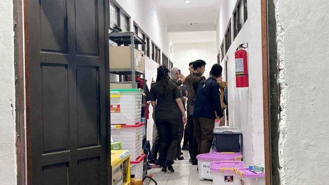 Foto kantor KPU Kota Palangka Raya saat dilakukan penggeledahan oleh penyidik.