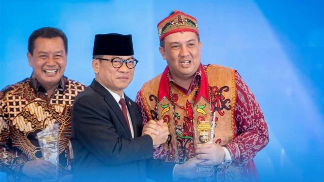 Foto Bupati Lamandau Rizky Aditya Putra menerima penghargaan National Governance Awards di Jakarta.