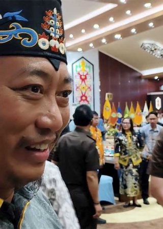 Foto Bupati Sukamara Masduki meninggalkan Aula Jayang Tingang Kantor Gubernur Kalimantan Tengah di Palangka Raya.