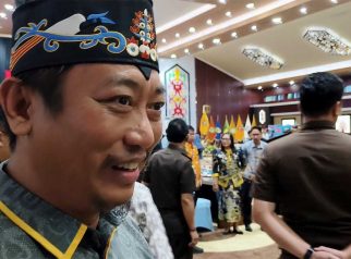 Foto Bupati Sukamara Masduki meninggalkan Aula Jayang Tingang Kantor Gubernur Kalimantan Tengah di Palangka Raya.