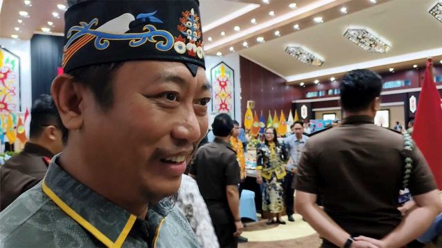 Foto Bupati Sukamara Masduki meninggalkan Aula Jayang Tingang Kantor Gubernur Kalimantan Tengah di Palangka Raya.