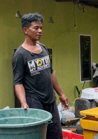 Foto Junaidi berada di tempat pengumpulan hasil tangkapan ikan nelayan di Sungai Bakau, Kecamatan Kumai, Kotawaringin Barat.