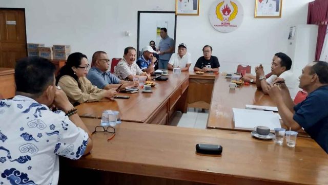 Foto Ketua Harian KONI Kalimantan Tengah Hasanuddin Nor sedang memimpin rapat internal di Kantor KONI Kalteng Palangka Raya.
