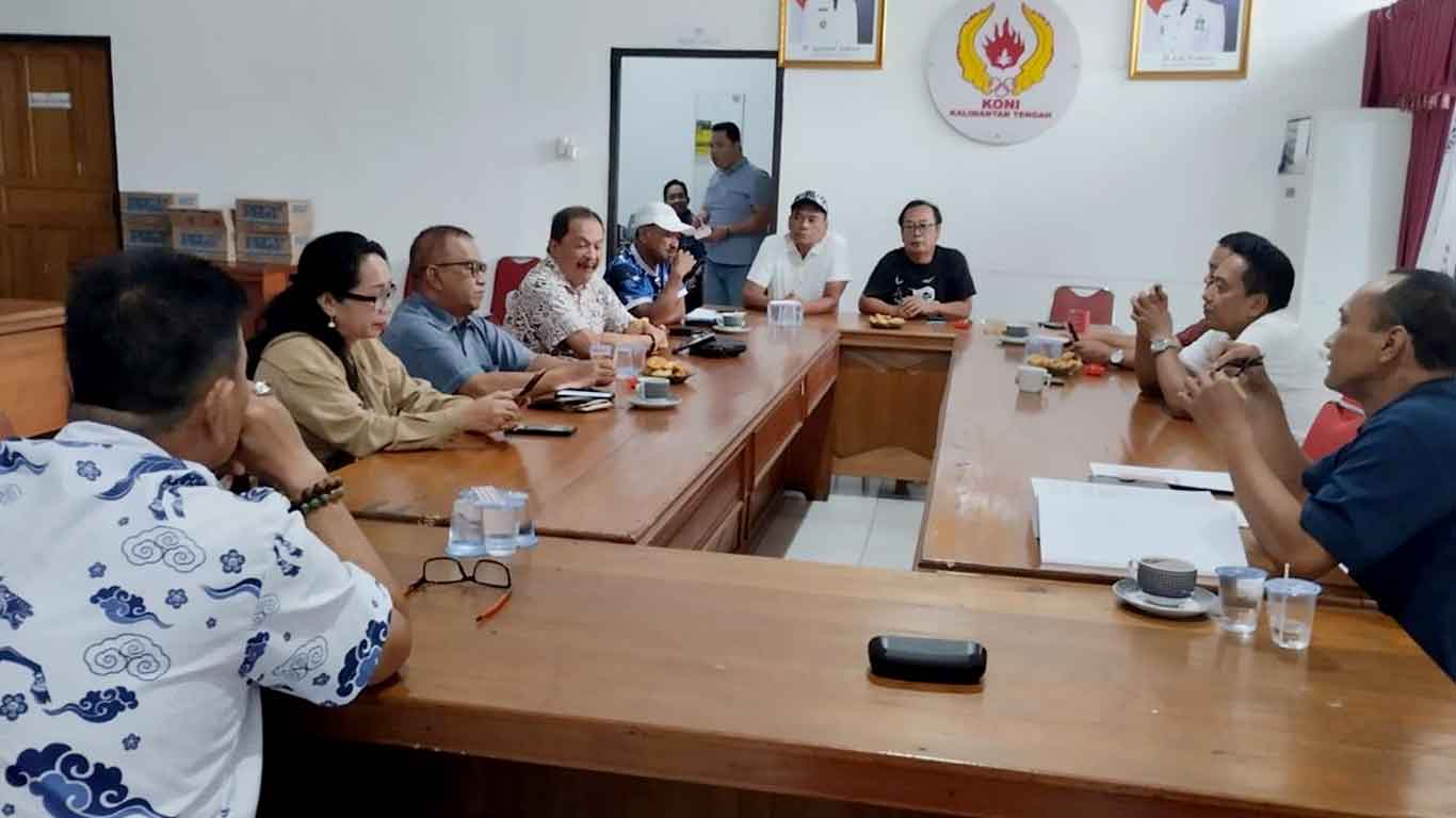 Foto Ketua Harian KONI Kalimantan Tengah Hasanuddin Nor sedang memimpin rapat internal di Kantor KONI Kalteng Palangka Raya.