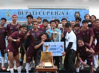 Foto Wakil Bupati Lamandau Abdul Hamid menyerahkan trofi juara Bupati Cup di Stadion Hinang Golloa Lamandau.