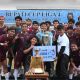 Foto Wakil Bupati Lamandau Abdul Hamid menyerahkan trofi juara Bupati Cup di Stadion Hinang Golloa Lamandau.