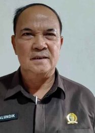 Foto Wakil Ketua Komisi I DPRD Palangka Raya Salundik memberikan keterangan terkait kekosongan guru di Palangka Raya.