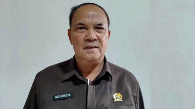 Foto Wakil Ketua Komisi I DPRD Palangka Raya Salundik memberikan keterangan terkait kekosongan guru di Palangka Raya.