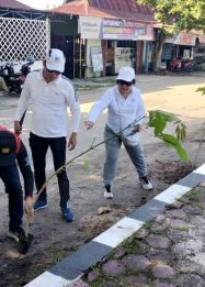 Foto jemaat HKBP Palangka Raya menanam pohon di kawasan Pasar Kahayan Kota Palangka Raya.