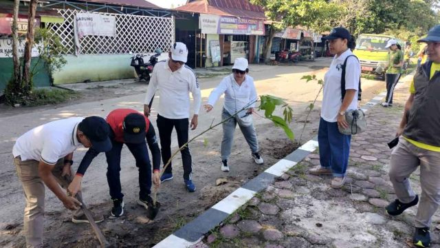 Foto jemaat HKBP Palangka Raya menanam pohon di kawasan Pasar Kahayan Kota Palangka Raya.