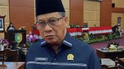 Foto Ketua DPRD Kota Palangka Raya Subandi sedang menyampaikan pernyataan mengenai tenaga kesehatan di Palangka Raya.