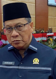 Foto Ketua DPRD Kota Palangka Raya Subandi sedang menyampaikan pernyataan mengenai tenaga kesehatan di Palangka Raya.
