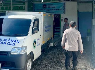 Foto personel Satbinmas Polresta Palangka Raya melakukan kunjungan koordinasi ke SPPG di Kecamatan Jekan Raya, Palangka Raya.