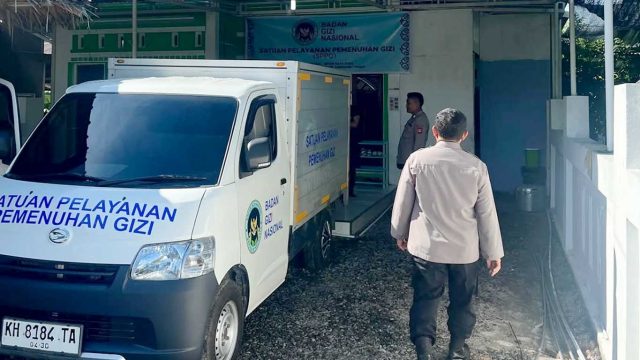 Foto personel Satbinmas Polresta Palangka Raya melakukan kunjungan koordinasi ke SPPG di Kecamatan Jekan Raya, Palangka Raya.