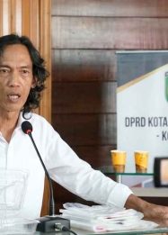 Foto anggota DPRD Kota Palangka Raya Tantawi Jauhari menyampaikan pernyataan terkait kenaikan harga plastik di Palangka Raya.