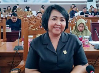 Foto Ketua Komisi III DPRD Gunung Mas Iceu menyampaikan ajakan melawan kekerasan terhadap perempuan di Gunung Mas.