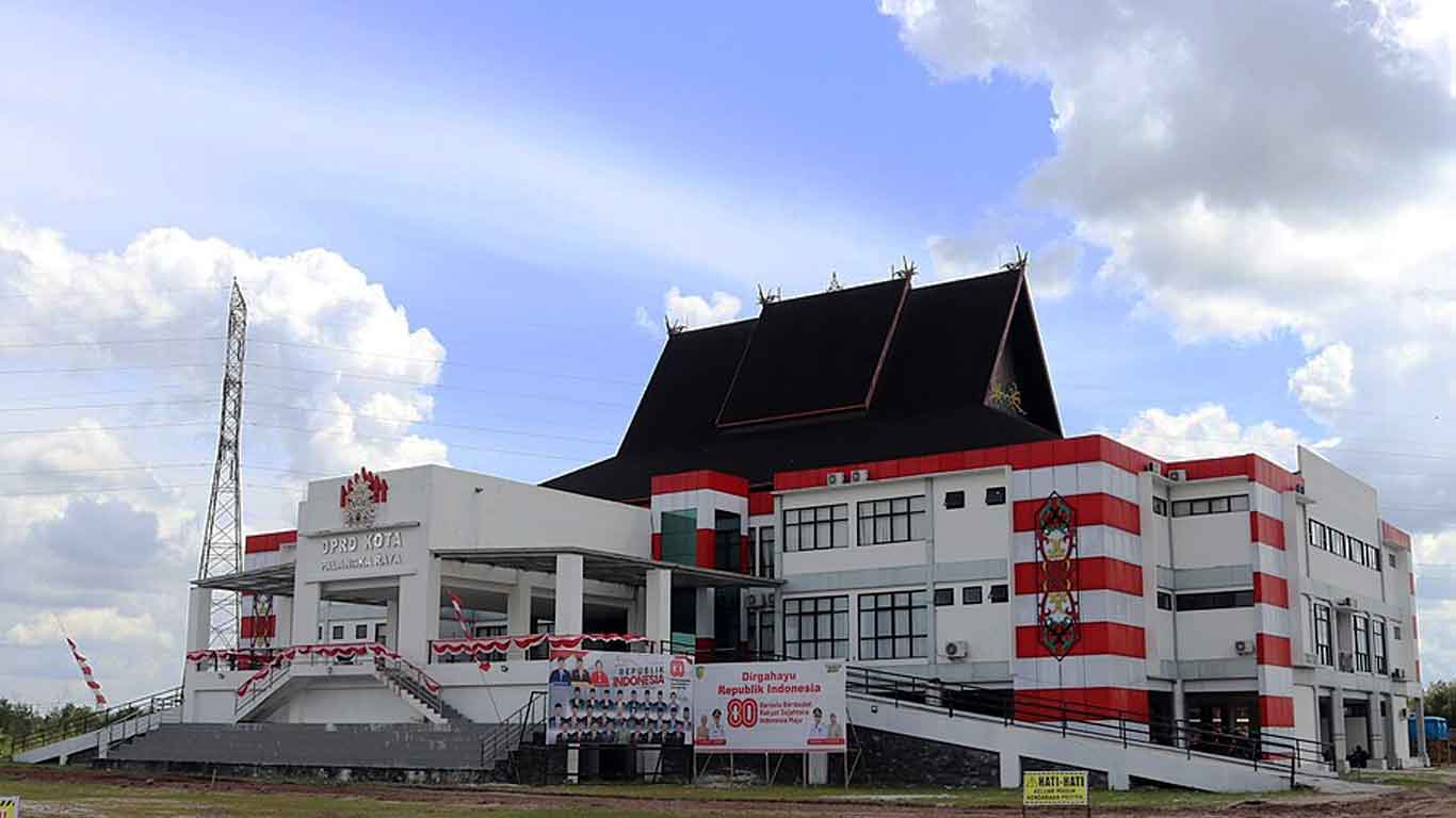 Foto Gedung DPRD Kota Palangka Raya tampak dari depan di Palangka Raya, Kalimantan Tengah.